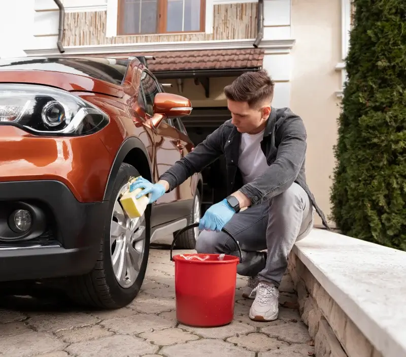 Lavage auto à domicile Digosville : professionnel intervenant sur un véhicule